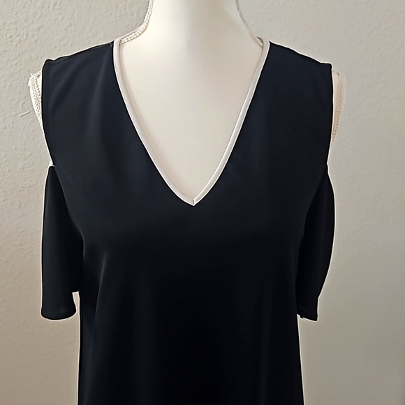 Calvin Klein Womens off the shoulder top. In black, size medium. - Picture 10 of 10